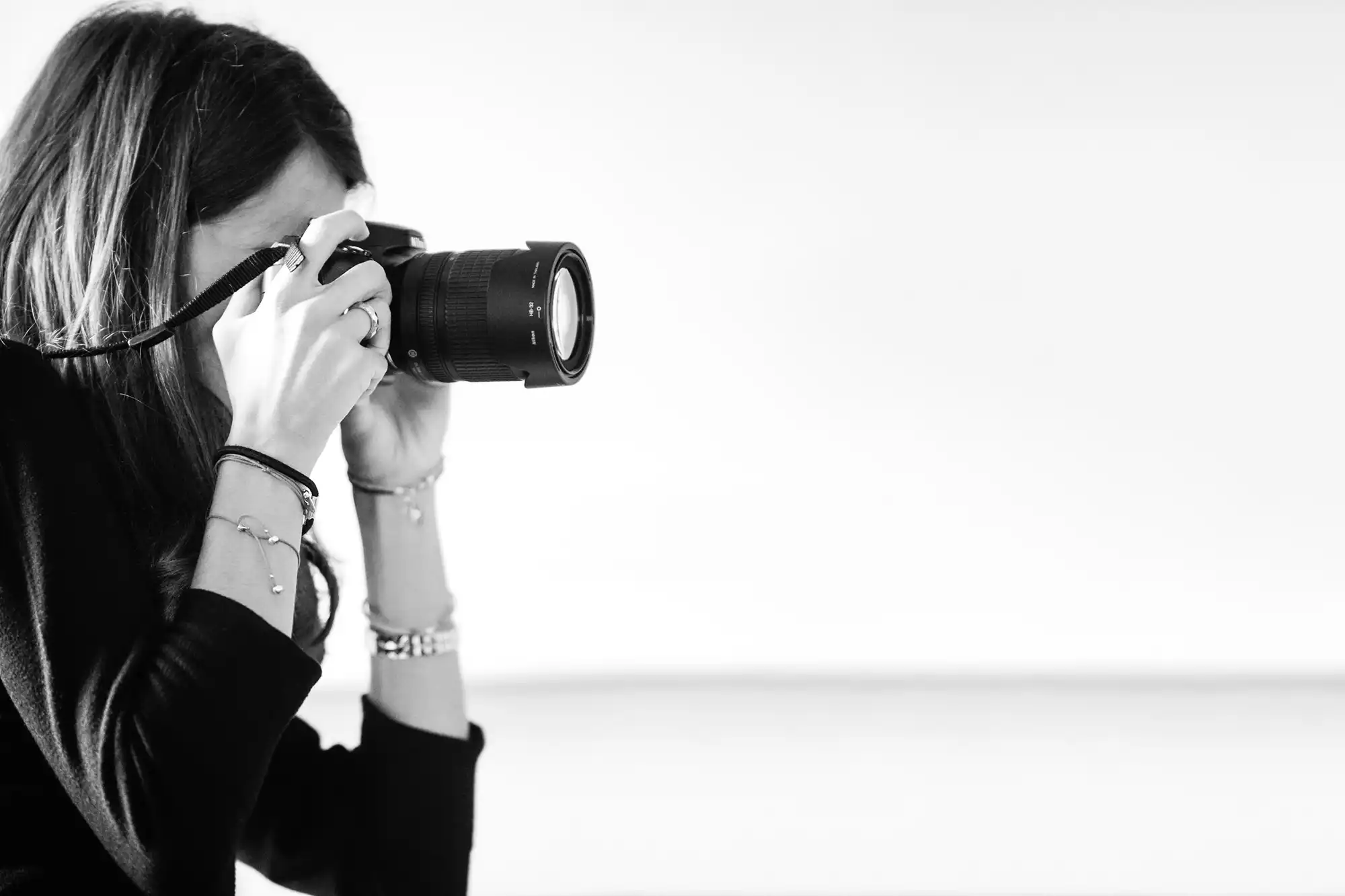 Une photographe en noir et blanc pour illustrer la cession de droits @ aprealmedia