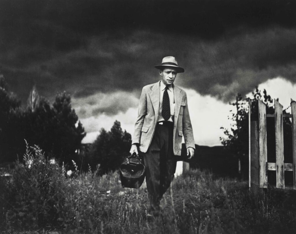 William Eugene Smith - Le médecin de campagne Dr. Ceriani en route pour rendre visite à ses patients dans leurs villages reculés. Kremmling, Colorado, États-Unis. 1948.
