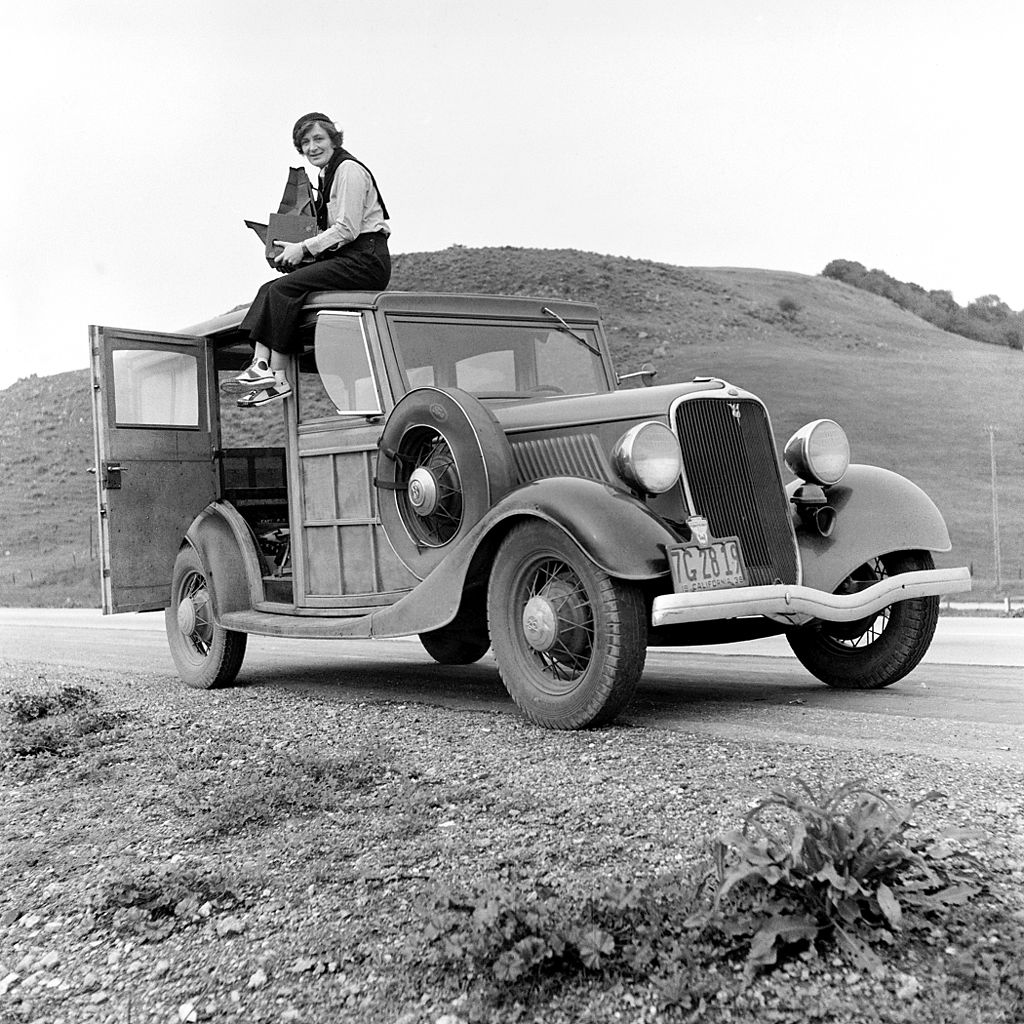 Dorothea Lange et son Graflex sur le toit d’une Ford V8 modèle 40 – 1936
