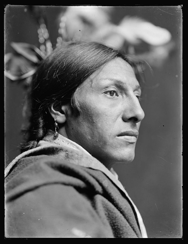 Amos Two Bulls, indien Sioux figurant du Buffalo Bill’s Wild West Showpar Gertrude Käsebier, 1900. LOC