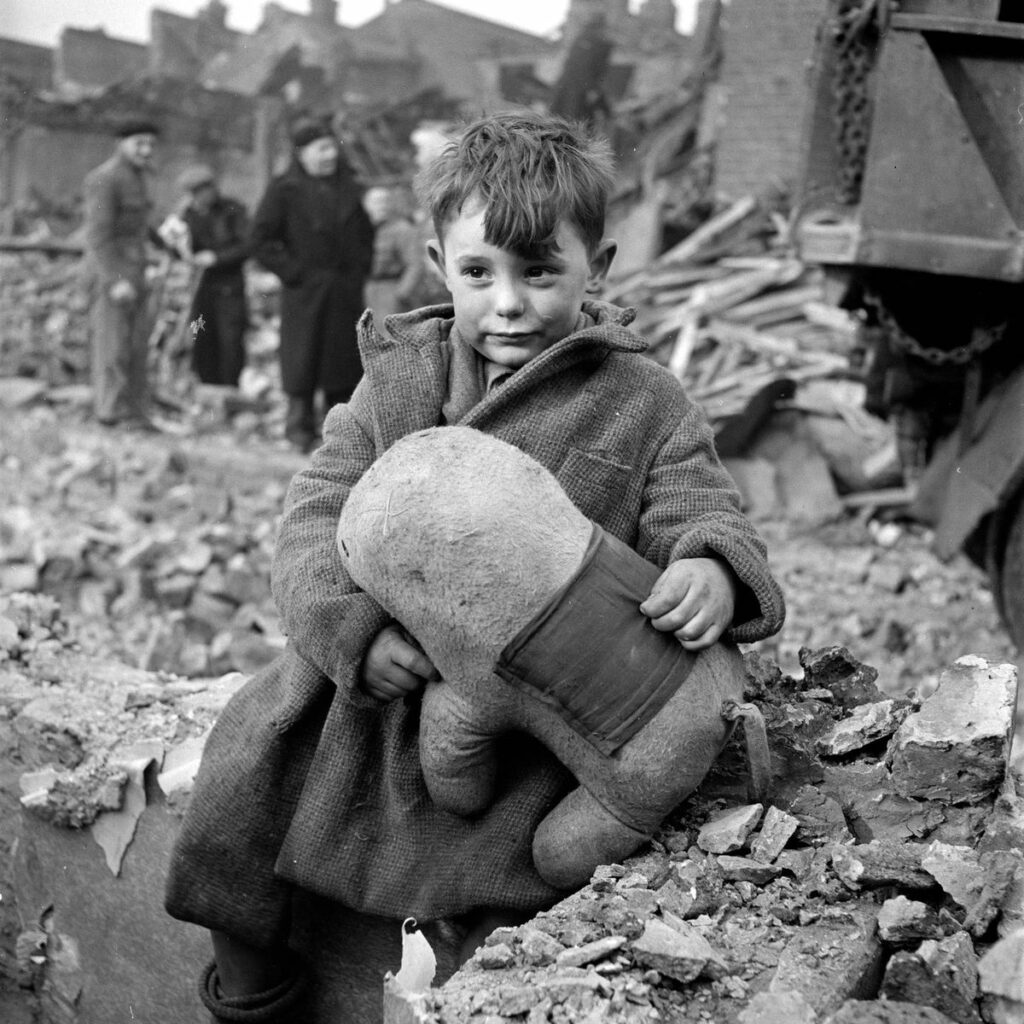Garçon abandonné tenant un animal en peluche au milieu des ruines à la suite du bombardement aérien allemand de Londres en 1945. Toni Frissell / Bibliothèque du Congrès