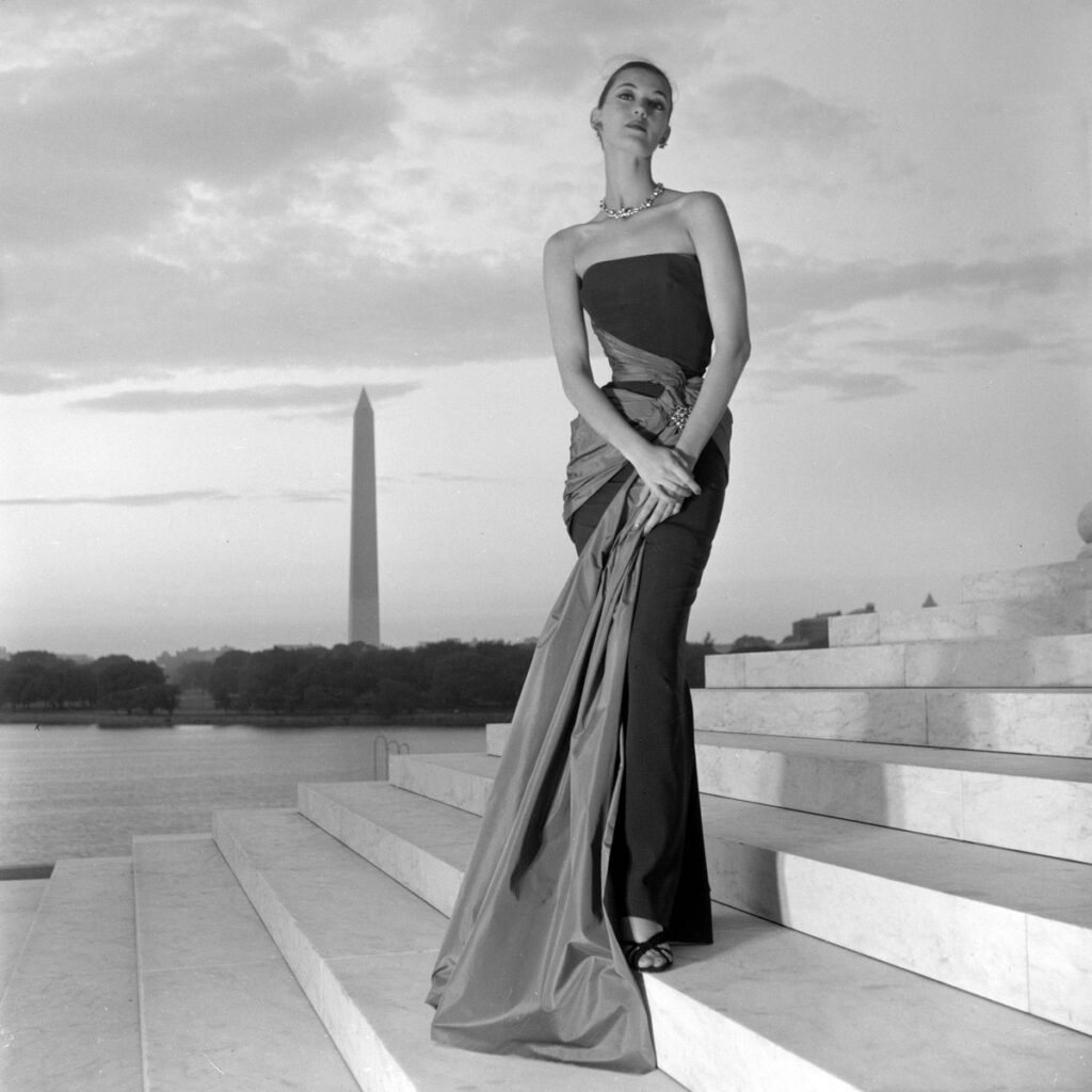 Un mannequin pose dans une robe du soir sur les marches du Jefferson Memorial avec le « Washington Monument » en arrière-plan en juillet 1952. Toni Frissell / Bibliothèque du Congrès