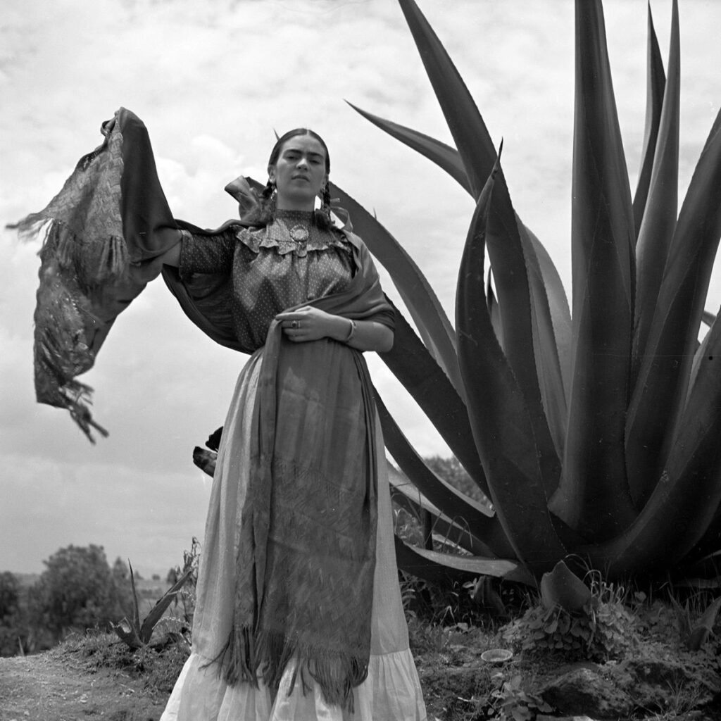L’artiste Frida Kahlo se tient à côté d’une plante d’agave lors d’une séance photo pour le magazine Vogue, «Senoras of Mexico», en 1937. Toni Frissell / Bibliothèque du Congrès