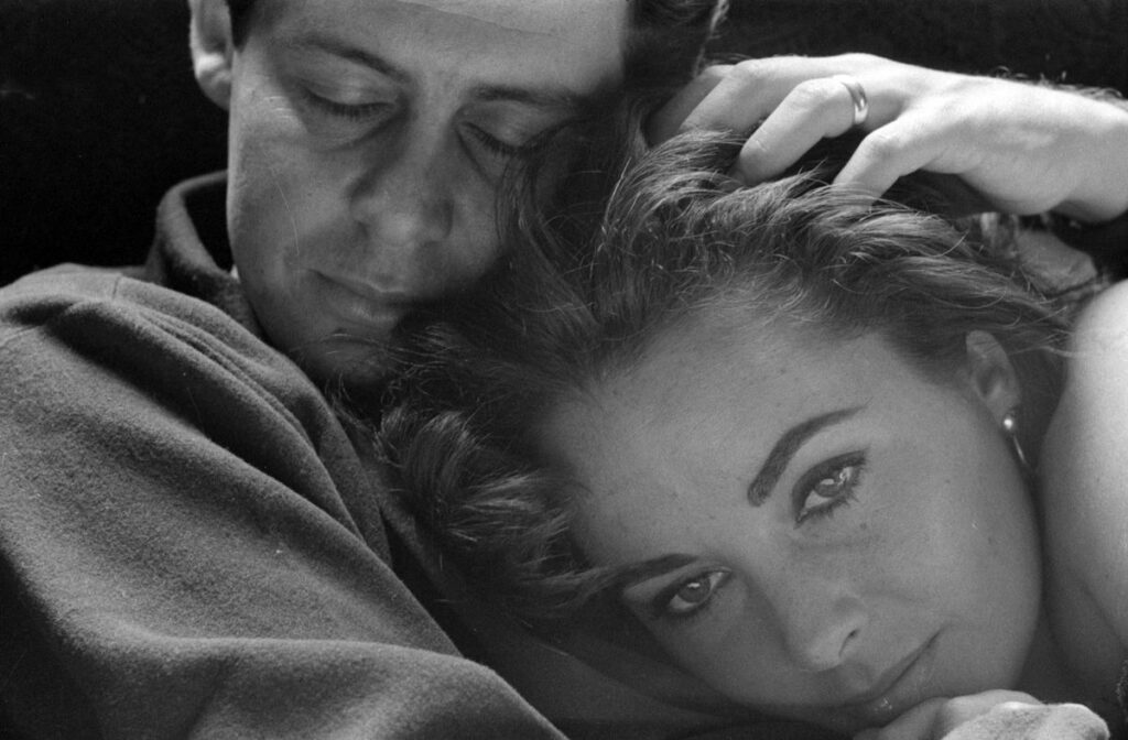 Elizabeth Taylor, dans les bras de son mari Eddie Fisher. Entre 1958 et 1964. Toni Frissell / Bibliothèque du Congrès