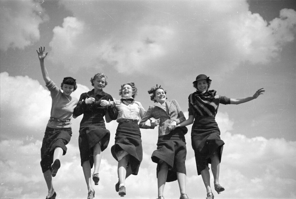Cinq femmes se tiennent la main et s’avancent en août 1935. Toni Frissell / Bibliothèque du Congrès
