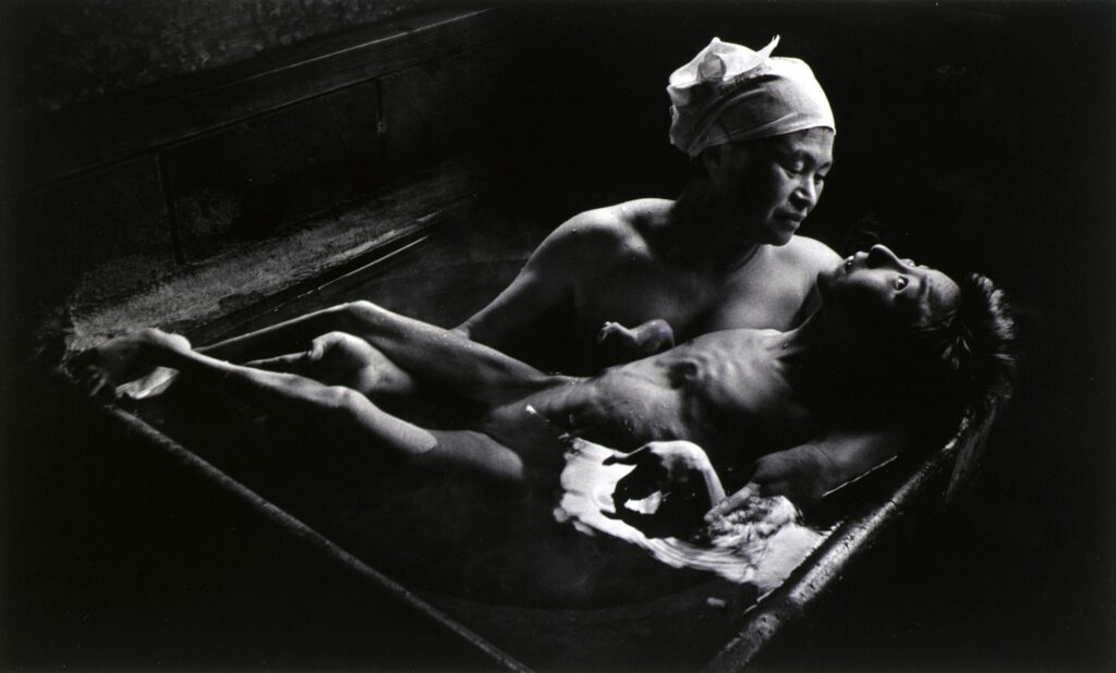 Tomoko Kamimura dans le bain avec sa mère. William Eugene Smith – 1971
