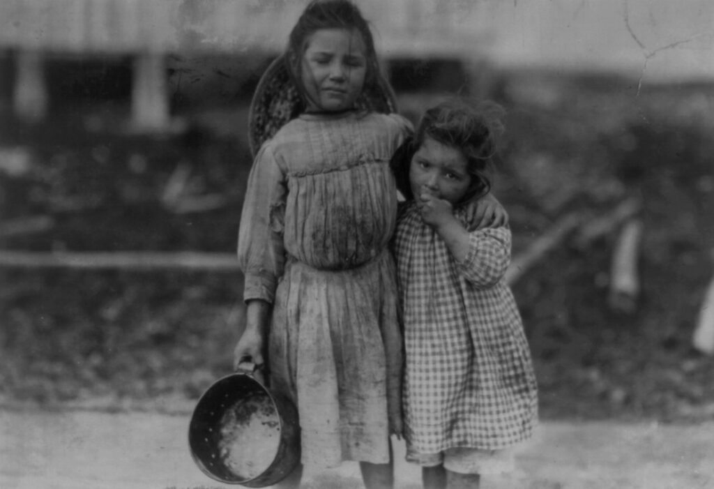 « Maud Daly, cinq ans. Grace Daly, trois ans. Chacune trie environ un pot de crevettes par jour pour la Peerless Oyster Company. La plus jeune dit être la travailleuse la plus rapide. » Bay St. Louis, Mississippi – mars 1911 – LOC