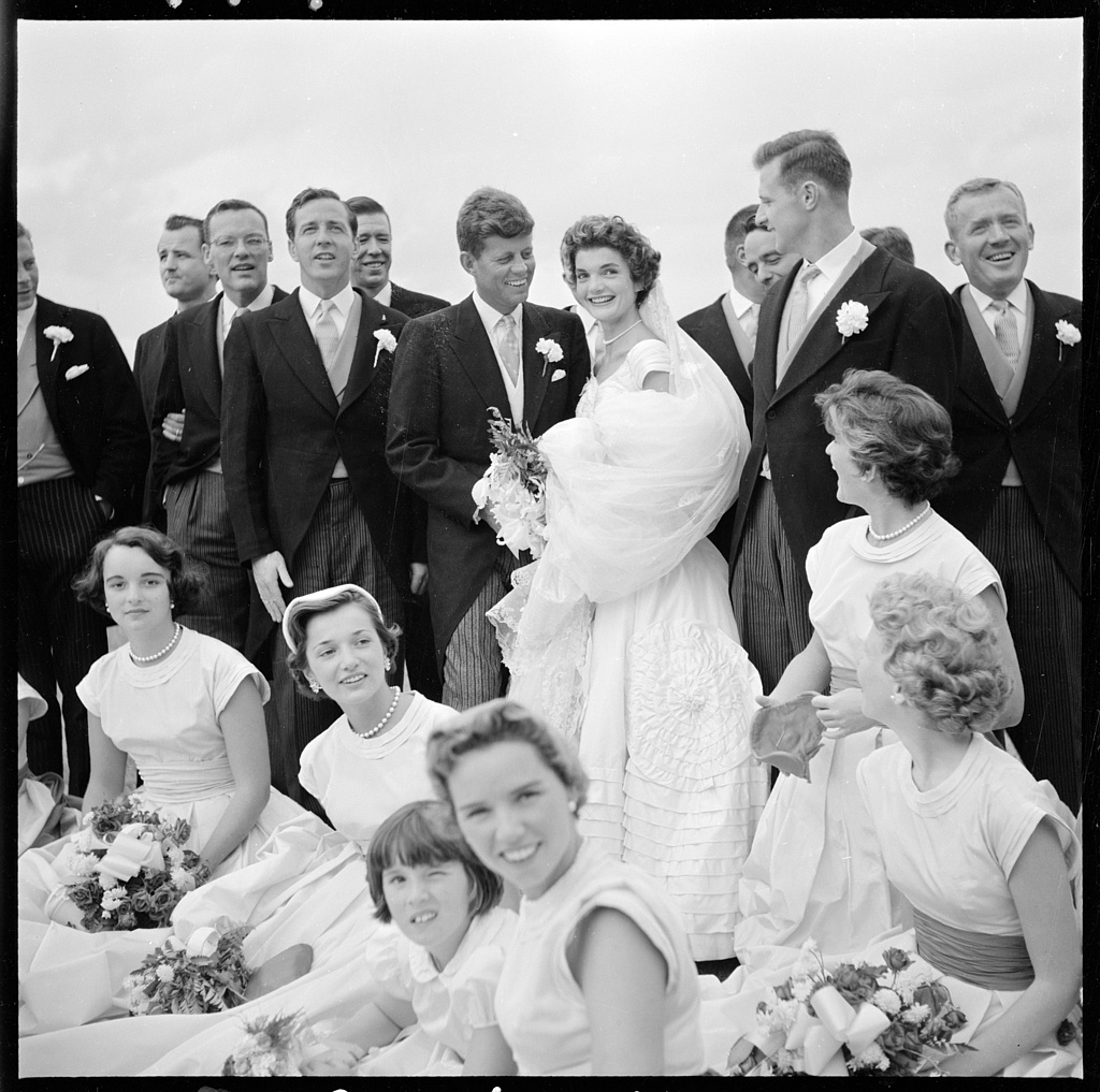 Jackie Bouvier Kennedy et John F. Kennedy, en tenue de mariage, avec les membres du cortège nuptial - 12 septembre 1953 - Toni Frissell - LOC