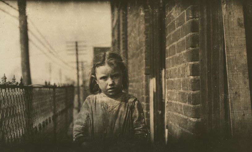 « Madame Dora Stainers, 562 1/2 rue Decatur 39 ans. A commencé à filer dans une usine d’Atlanta à 7 ans, et travaille dans cette usine depuis 32 ans. Seulement 4 jours de scolarité dans sa vie. A commencé à 20 cents par jour. Le maximum qu’elle ait jamais gagné était de 1,75 $ par jour et maintenant elle gagne 1 $ par jour quand elle travaille. Elle cherche un emploi. Sa petite fille Lilie (photo) a le même âge qu’elle avait quand elle a commencé à travailler, mais la mère dit: « Je ne vais pas la mettre au travail si je peux l’aider. Je vais lui donner autant d’éducation que possible. Elle peut faire mieux que moi. » Mme Stainers est une femme aux capacités exceptionnelles compte tenu de sa formation. Contrairement à elle, une autre femme (son nom n’a pas été divulgué) travaille dans les usines d’Atlanta depuis 10 ans. Elle a commencé à 10 ans, mariée à 12 ans, est tombée malade et ne pourra peut-être plus jamais travailler. Sa mère est allée travailler très jeune dans la filature de coton. » Atlanta, Géorgie – mars 1915 – LOC