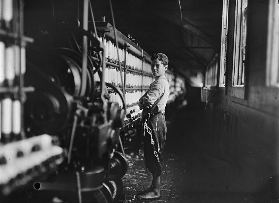 « John Dempsey (avait 11 ou 12 ans). Il a dit qu’il n’aidait que le samedi. Jackson Mill, Fiskeville, R.I. (L’une des usines B.B. et R. Knight). Il travaillait fidèlement dans la salle des muletiers, un endroit dangereux pour les garçons. Je n’en ai trouvé aucun autre en dessous de 14 dans cette usine. » Fiskeville, Rhode Island – Avril 1909 – LOC