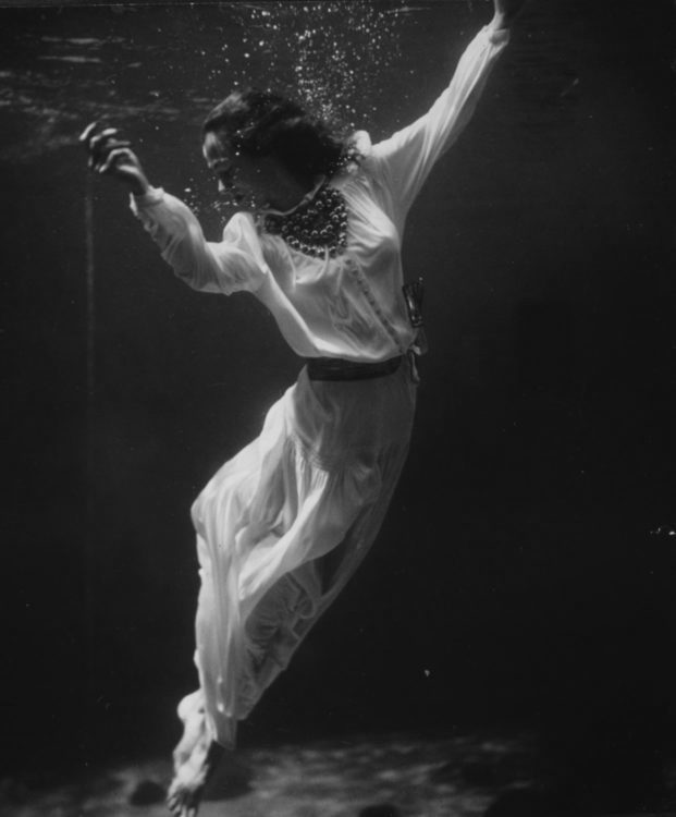 Modèle dans le bassin des dauphins, Marineland de St Augustine, en Floride, en 1939. Toni Frissell / Bibliothèque du Congrès